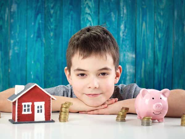 Laps õpib raha lugema