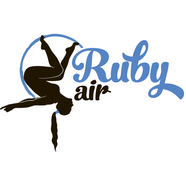 Ребёнок занимается воздушной акробатикой в клубе RubyAir