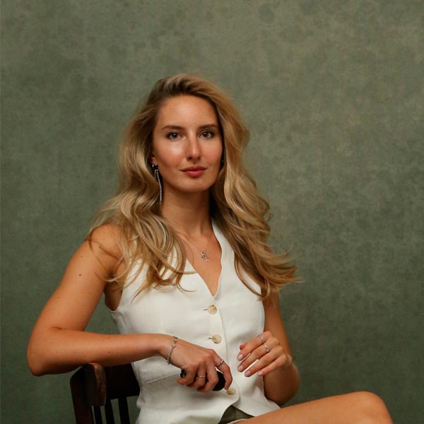 Ученица на индивидуальном уроке по химии